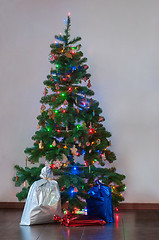 Image showing Decorated Christmas tree with presents under it