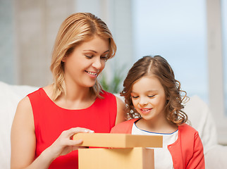 Image showing mother and daughter