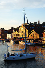 Image showing A sailboat approaching Tonsberg.