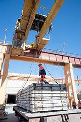 Image showing Team from crane operator and slinger unload car