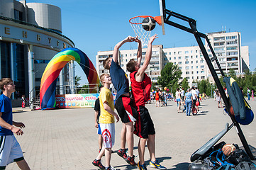 Image showing Teenagers play basketball