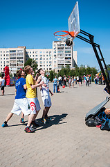 Image showing Teenagers play basketball