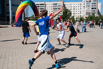 Image showing Teenagers play basketball