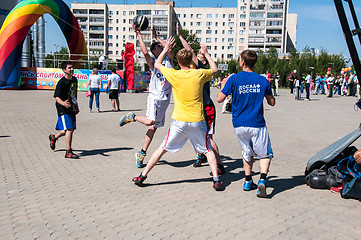 Image showing Teenagers play basketball
