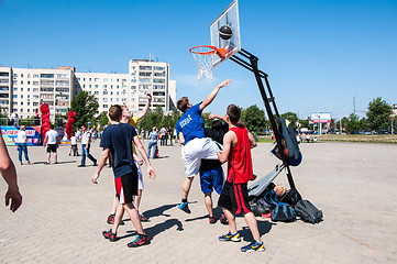 Image showing Teenagers play basketball