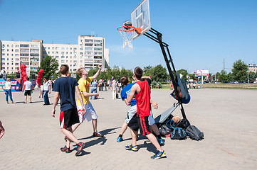 Image showing Teenagers play basketball