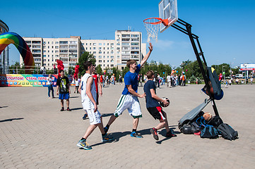 Image showing Teenagers play basketball