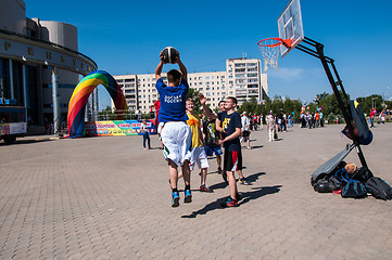 Image showing Teenagers play basketball