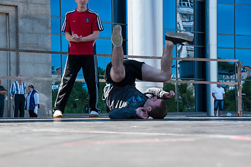 Image showing Dancer-guy amateur Break-dance