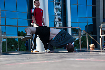 Image showing Dancer-guy amateur Break-dance