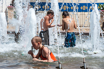 Image showing Children bathe in the fountain