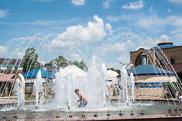 Image showing Children bathe in the fountain