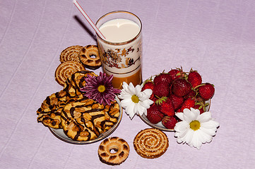 Image showing Strawberries milkshake and cookies