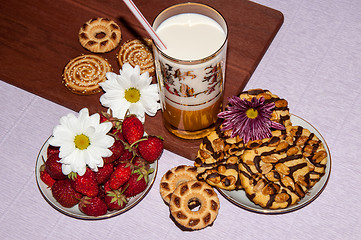 Image showing Strawberries milkshake and cookies