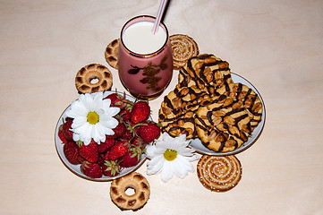 Image showing Strawberries milkshake and cookies