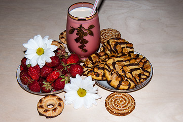 Image showing Strawberries milkshake and cookies