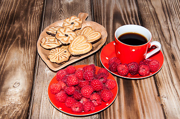 Image showing Ripe raspberry coffee cup and cookies 