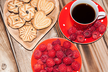 Image showing Ripe raspberry coffee cup and cookies 