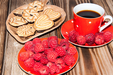 Image showing Ripe raspberry coffee cup and cookies 