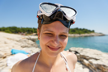 Image showing Scuba diver woman can't see because of the sun