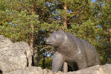 Image showing Skule Waksvik's sculpture of bear at Østernvann in Bærum in Norway