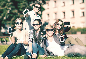 Image showing students showing smartphones