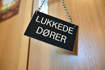 Image showing Lukkede dører