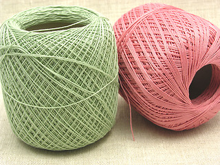 Image showing Two balls of wool  in green and pink on background