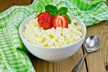 Image showing Curd with strawberries in bowl on board