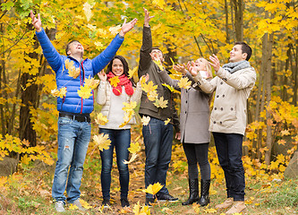 Image showing group of smiling men and women in autumn park