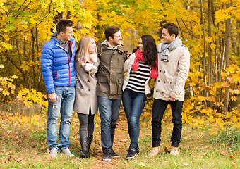 Image showing group of smiling men and women in autumn park