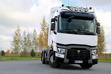 Image showing White Renault Trucks T480 Tractor 