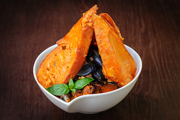 Image showing mussel soup with toasted bread