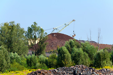 Image showing The excavator on formation of quartzite dump