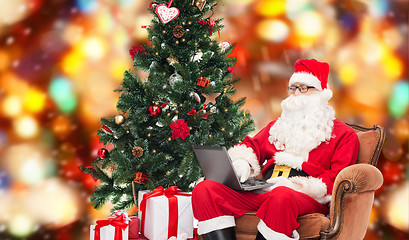 Image showing man in costume of santa claus with laptop