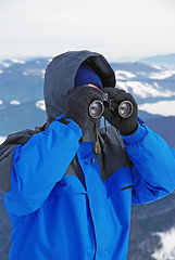 Image showing Tourist looking through binocular
