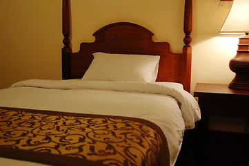 Image showing Bed and table lamp