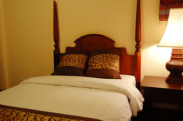 Image showing Bed and table lamp