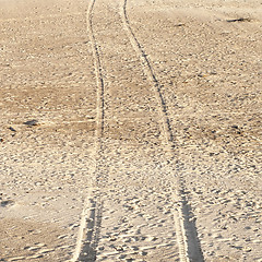 Image showing tyre tracks on the sand