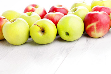 Image showing green and red apples