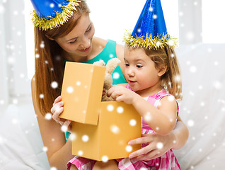 Image showing mother and daughter in party hats with gift box