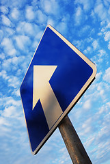Image showing one way sign under blue sky