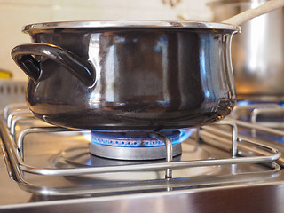 Image showing Saucepot on cooker