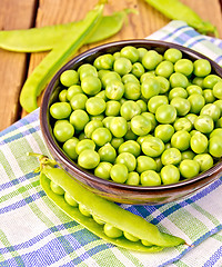 Image showing Green peas in brown bowl on checkered napkin