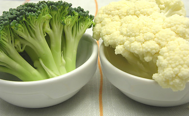 Image showing Cauliflower and broccoli inn little bowls of chinaware