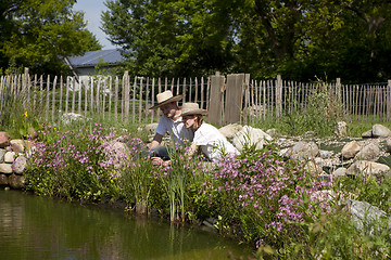 Image showing couple with a straw hat on the garden pond, pärchen mit strohhu