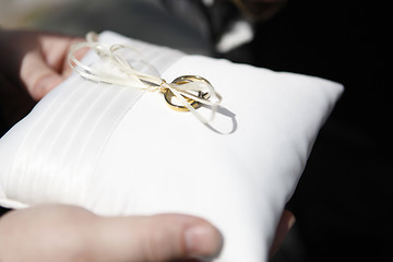 Image showing wedding rings on pillow