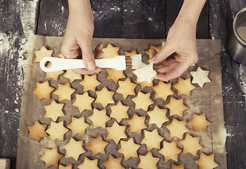 Image showing white chocolate is spread on crackers