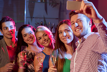 Image showing friends with glasses and smartphone in club