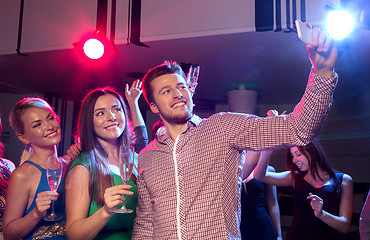 Image showing friends with glasses and smartphone in club